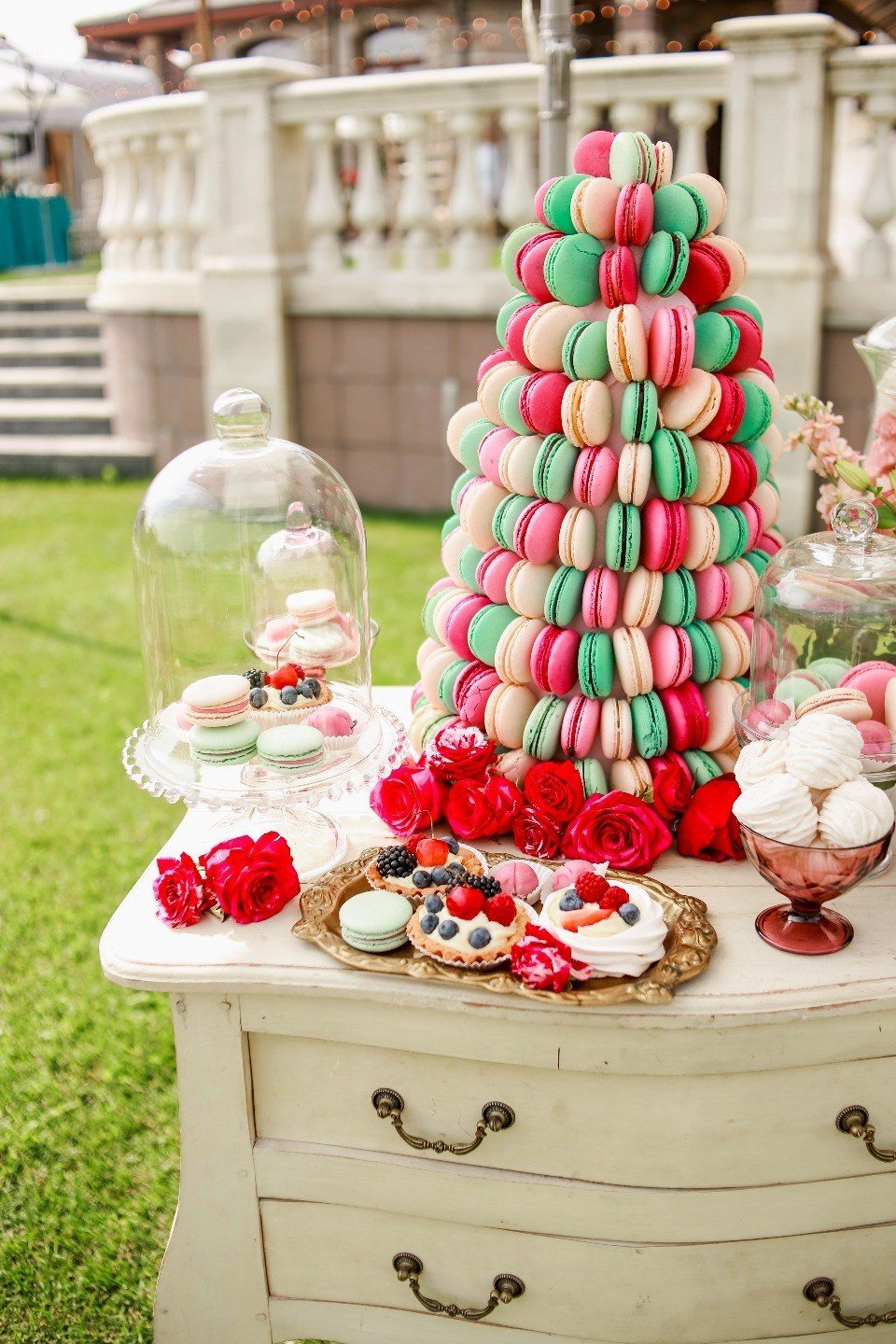 Ein interessanter Akzent für Süßigkeiten auf einem saftigen und hellen Tisch sind fröhliche Tags, die im allgemeinen Stil der Hochzeit hergestellt werden