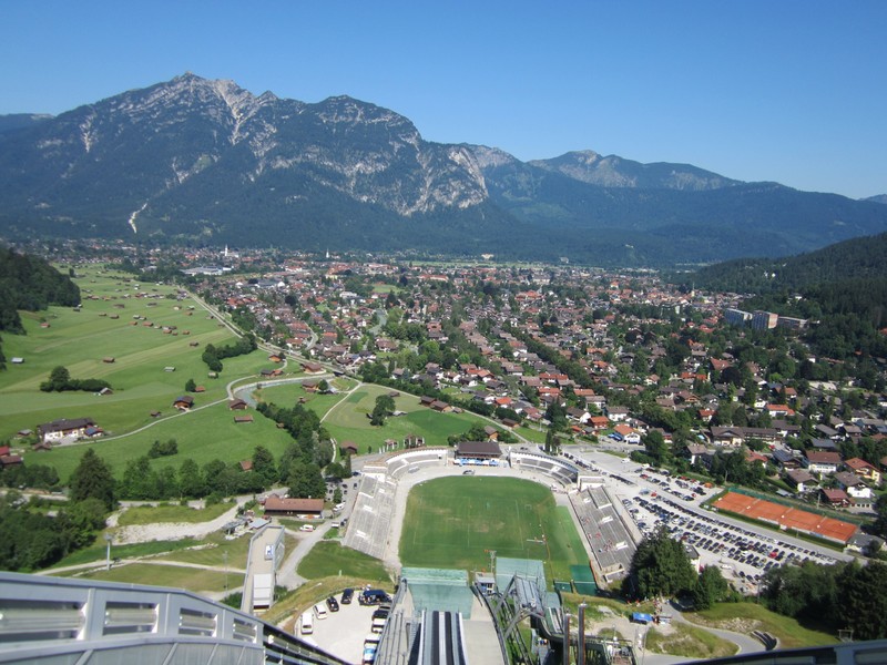 Во время каникул в Баварских Альпах вы должны посетить Гармиш-Партенкирхен, где находится знаменитая Große Olympiaschanze , где проходит турнир на 4 холма , замок Нойшванштайн и еще дальше Мюнхен , где вас ожидает множество достопримечательностей